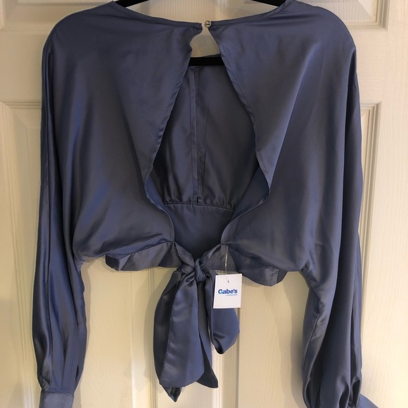 Cropped tie back blouse in a size medium. - Picture 11 of 13